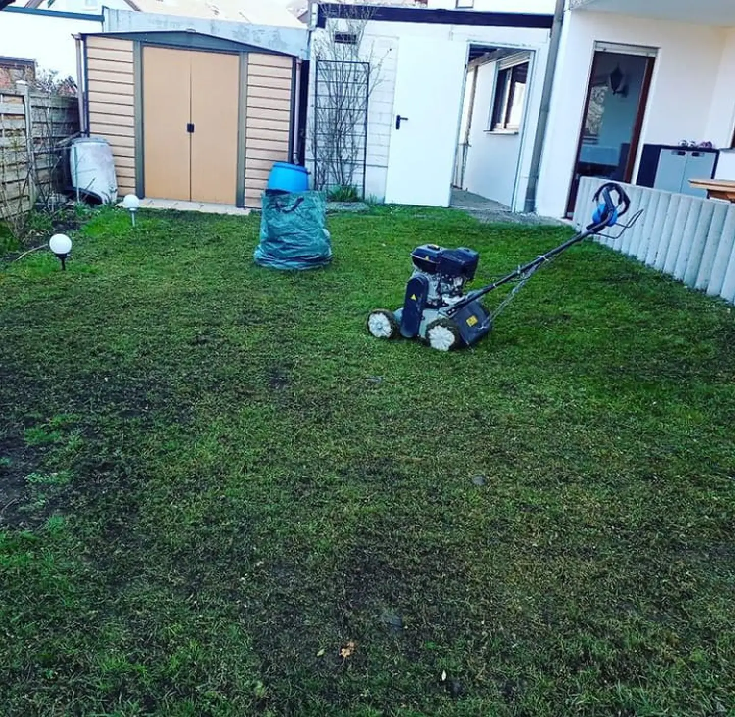 Gartengestaltung Aschenneller - Rasenmähen im Garten
